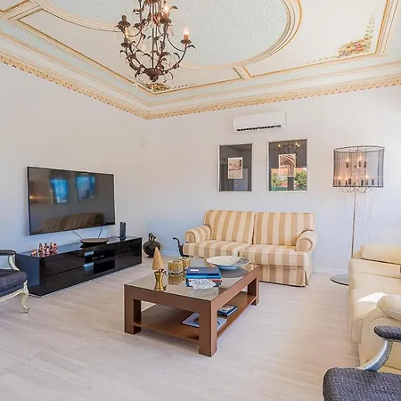 Mena Villa *